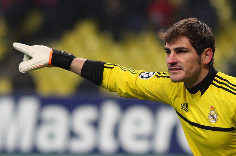 Iker Casillas כדי שכדורגל יעבור את ידי הקסם של צריך הרבה מזל.